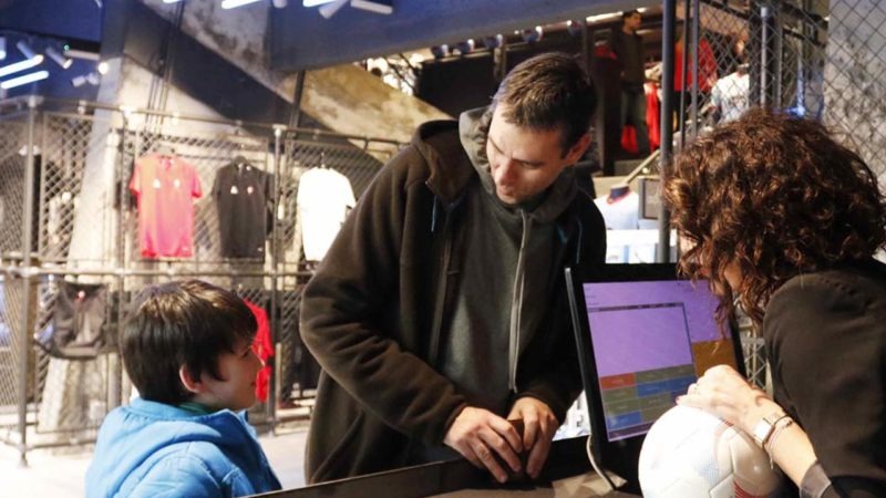 comprador y vendendor en una tienda